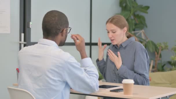 Разгневанная Женщина Подралась Афроамериканцем Офисе — стоковое видео