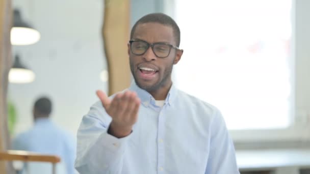 アフリカ系アメリカ人男性を招待した肖像 — ストック動画