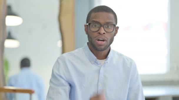 Portrait Angry African American Man Berdebat — Stok Video
