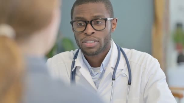 African American Doctor Consulting Female Patient Clinic — Stockvideo