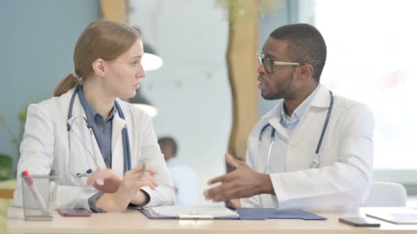 Dokter Amerika Afrika Dan Dokter Perempuan Bekerja Klinik — Stok Video
