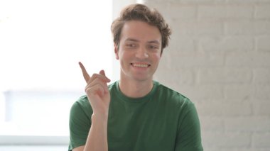 Gelişigüzel beyin fırtınası yapan genç adamın yeni bir fikri var.