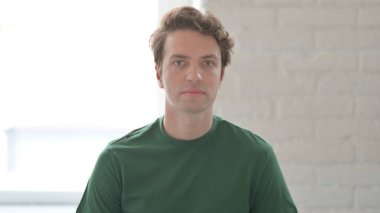 Ciddi Gündelik Genç Adam Kameraya Bakıyor