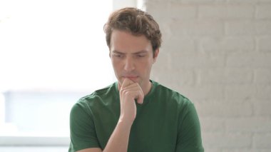 Düşünceli Gündelik Genç Adam Yeni Bir Plan Düşünüyor