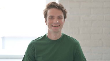 Gülümseyen Gündelik Genç Adam Kameraya Bakıyor