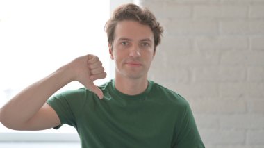 Keyifsiz Genç Adam Başparmaklarını Aşağı Gösteriyor