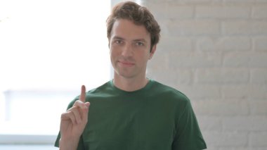 Rastgele Genç Adam 'ın Parmak İzi Yok Göstermesi