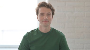 Sıradan bir genç adam evet işareti olarak başını sallıyor, onaylandı.