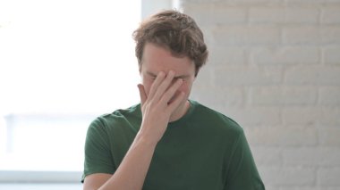 Kayıp ve Finansal Başarısızlığa Tepki Veren Sıradan Genç Adam