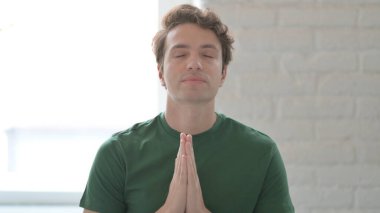 Sıradan bir genç adam Tanrı 'ya dua ediyor.