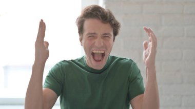 Depresyon ve kaygı içinde bağıran rahat olmayan genç adam