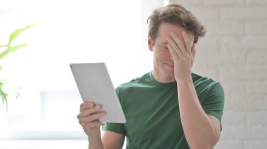 Dijital Tablet Kaybına Tepki Veren Sıradan Genç Adam Şok Oldu