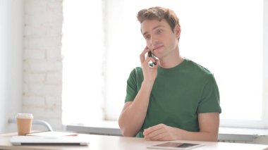 Casual Genç Adam İş Yerinde Telefonda Konuşuyor