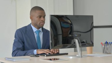 Bilgisayar üzerinde çalışan Afro-Amerikalı İşadamı