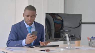 Akıllı Telefon ve Bilgisayar üzerine çalışan Afro-Amerikalı İşadamı