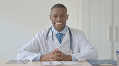 Klinikte Kameraya Gülümseyen Afro-Amerikalı Doktor