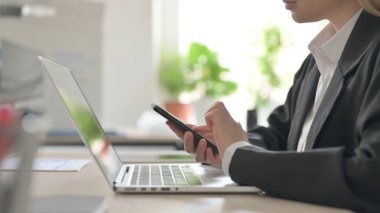 Smartphone Kullanan İş Kadınının Yan Görünümü