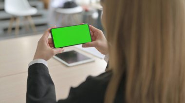 İş kadınının Kapanışı Yeşil Ekranlı Akıllı Telefon İzleme