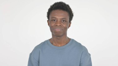 Beyaz arka planda üzgün hisseden üzgün Afrikalı adam