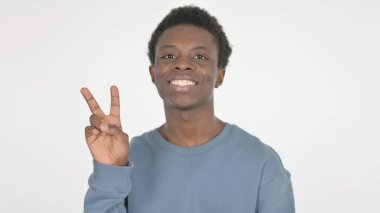Beyaz Arkaplanda Zafer İşareti Olan Sıradan Afrikalı Adam