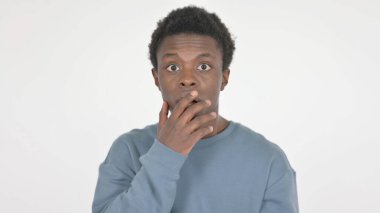 Beyaz Arkaplanda Şaşıran Sıradan Afrikalı Adam