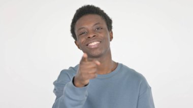 Sıradan Afrikalı Adam Beyaz Arkaplanda Kamerayı Gösteriyor