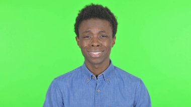 Beyaz arka planda üzgün hisseden üzgün Afrikalı adam