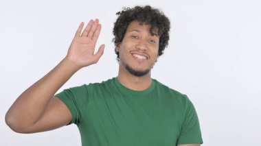 Sıradan Afrikalı El sallayan Adam Beyaz Arkaplanda Merhaba Der