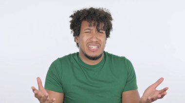 Beyaz Arkaplanda Kayıplara Tepki Veren Sıradan Afrikalı Adam