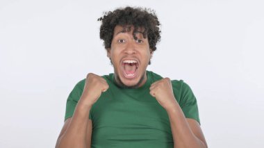 Beyaz Arkaplanda Zaferi Kutlayan Başarılı Sıradan Afrikalı Adam