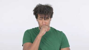 Beyaz arka planda öksüren hasta Afrikalı adam