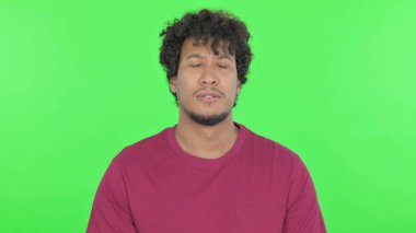 Beyaz arka planda üzgün hisseden üzgün Afrikalı adam