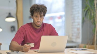 Genç Afrikalı Adam Bilgisayarda Başarılı Çevrimiçi Ödeme Yapıyor