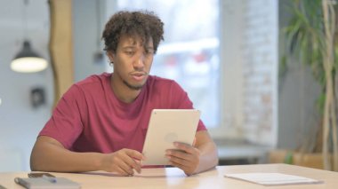 Genç Afrikalı Adam 'ın Tablet' te Çevrimiçi Video Sohbeti
