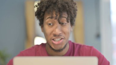 Laptop 'ta video sohbeti yapan genç Afrikalı' yı kapat.