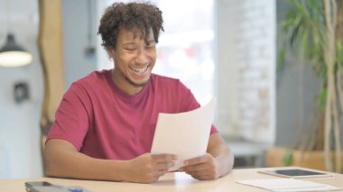 Ofisteki Belgeleri Okurken Başarıyı Kutlayan Genç Afrikalı Adam