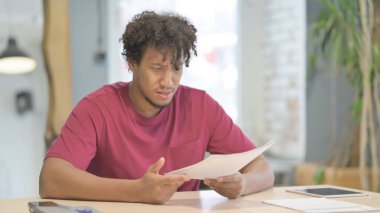 Ofisteki Belgeleri Okurken Genç Afrikalı Sinirlendi
