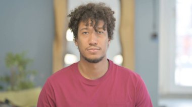 Kameraya Bakan Ciddi Afrikalı Genç Adamın Portresi