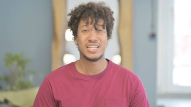 Çevrimiçi Video Konuşan Genç Afrikalı Adamın Portresi