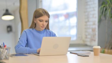 Ofiste Dizüstü bilgisayarda yazan Meşgul Genç Kadın