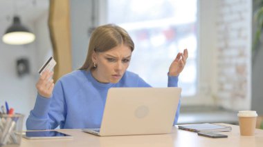 Bilgisayarda Çevrimiçi Ödeme Başarısızlığı Olan Genç Kadın