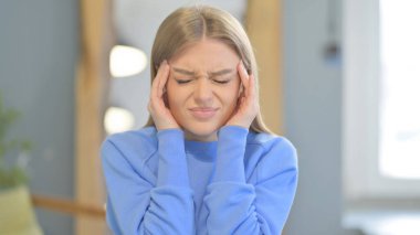 Yorgun ve Baş Ağrısı Olan Genç Kadının Portresi, Migren