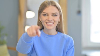 Kamerayı gösteren genç kadının portresi.