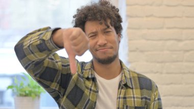 Başparmakları İndiren Genç Afrikalı Adam Portresi