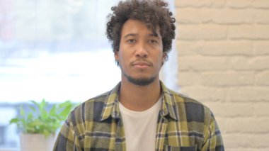 Kameraya Bakan Ciddi Afrikalı Genç Adamın Portresi