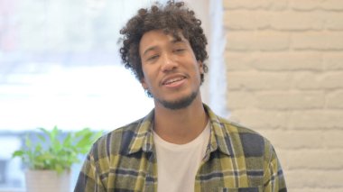 Çevrimiçi Video Konuşan Genç Afrikalı Adamın Portresi