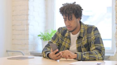 Genç Afrikalı Adam Smartphone 'da İnternet Taraması