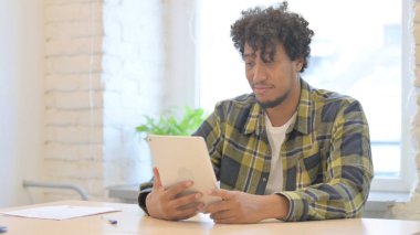 Genç Afrikalı Adam 'ın Tablet' te Çevrimiçi Video Sohbeti