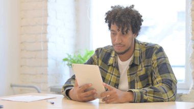 Dijital tablet kullanan adam