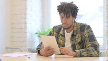 Dijital Tablet kullanan genç Afrikalı adam, İnternet taraması